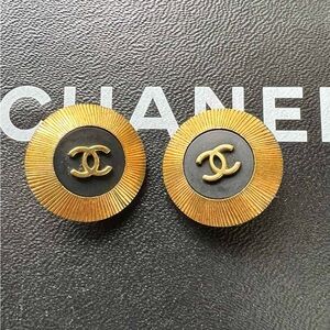 Chanel vintage black gold CC clip on earrings